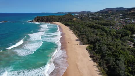 Foamy-Waves-Splashing-On-The-Sandy-Shore-Of-Sapphire-Beach-In-New-South-Wales,-Australia---aerial-shot