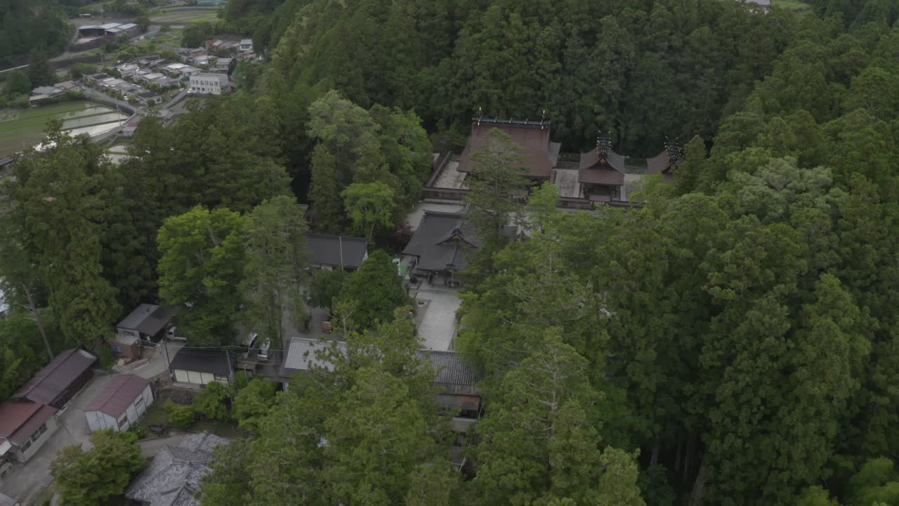 toma de drone de oyunohara puerta tori más grande de japón hongu taisha kumano kodo
