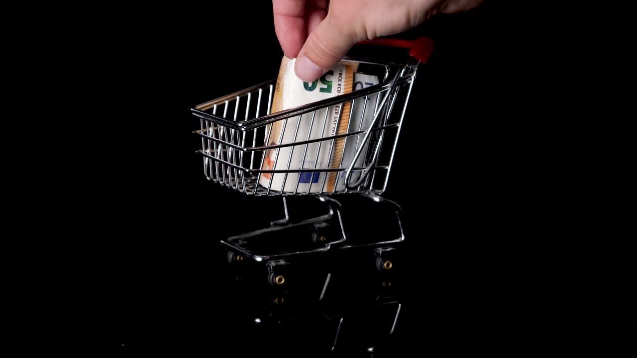 트롤리에서 유로 통화를 절약하고 지출하는 금융 위기