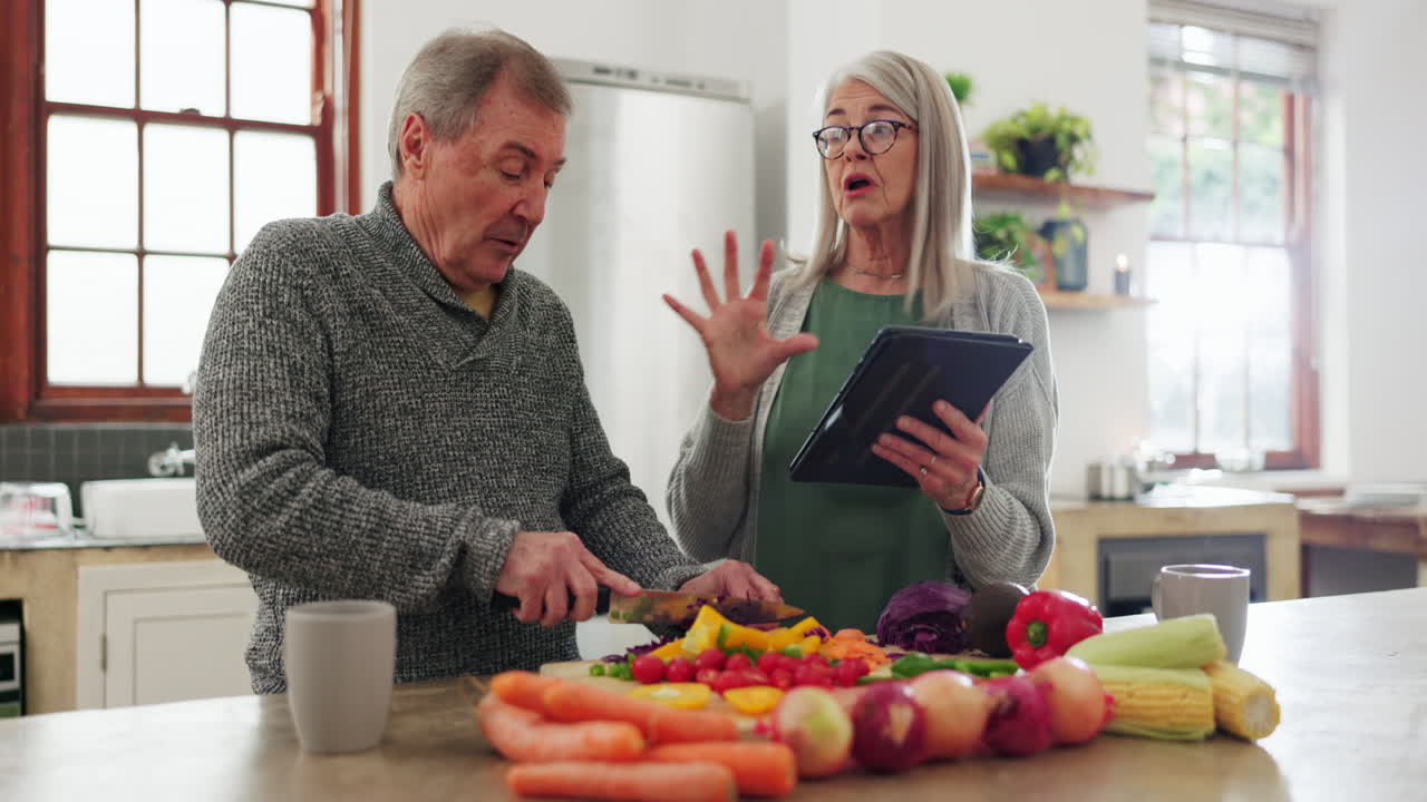 una pareja vieja en la cocina, cocinando juntos.
