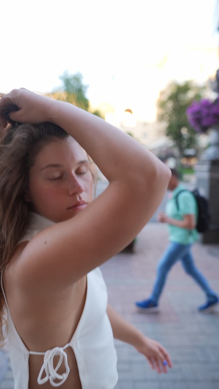 Giovane donna in una città