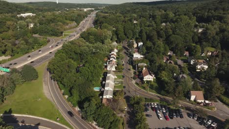 una toma aérea cinematográfica en 4k del vecindario americano, la carretera, el cielo azul, el verano.