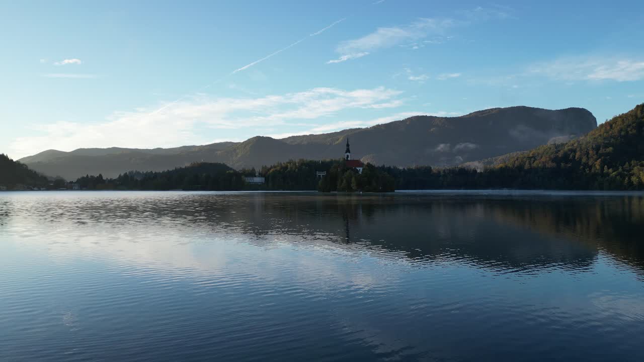 일출 동안 블레드 호수의 물 가까이