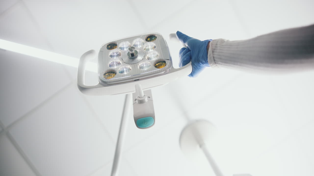 dentista ajustando la luz dental