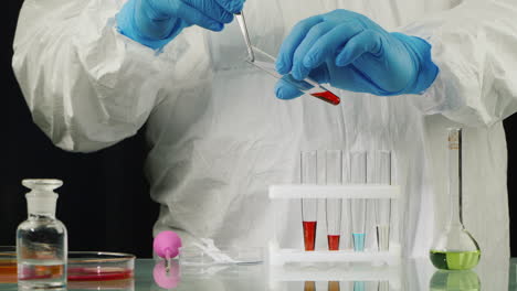 técnico en uniforme hace un análisis de sangre