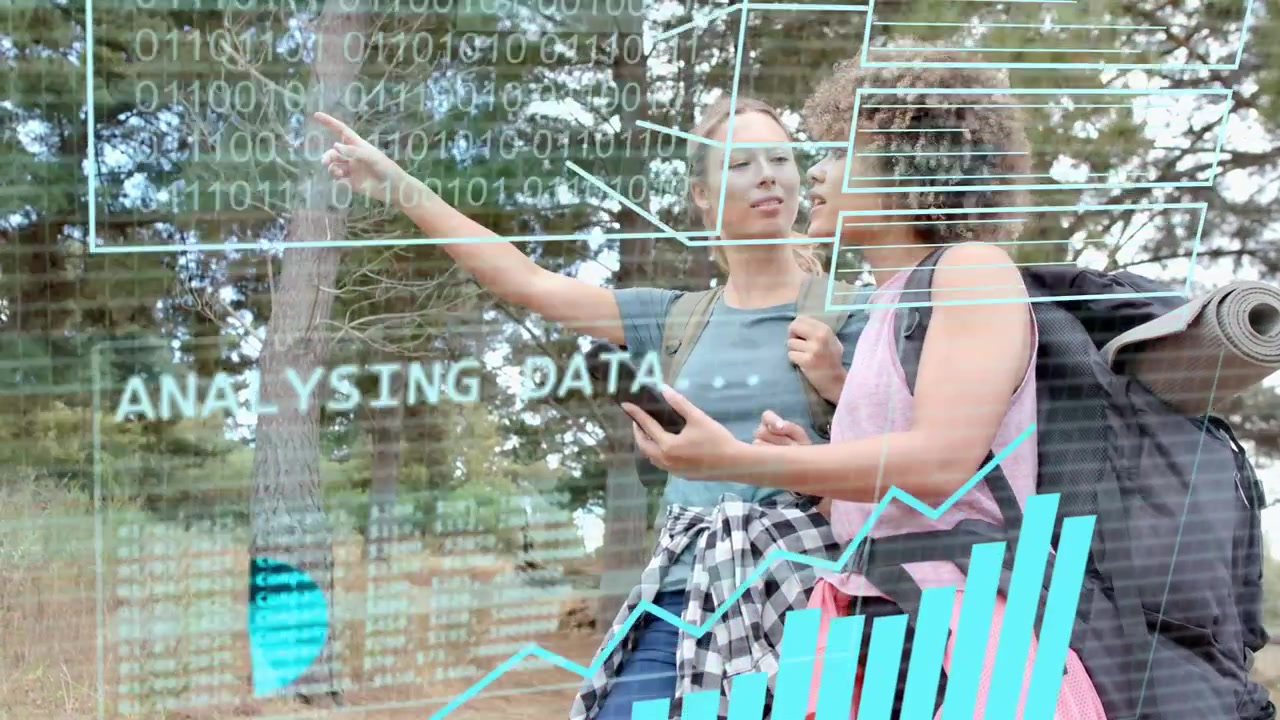 Due donne che navigano, usano il telefono per confermare il percorso tra i pini, avviando sovrapposizioni di dati AR e grafici.