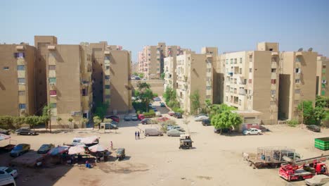 Armenviertel-Mit-Wohnblöcken-Und-Sandigen-Straßen-In-Kairo