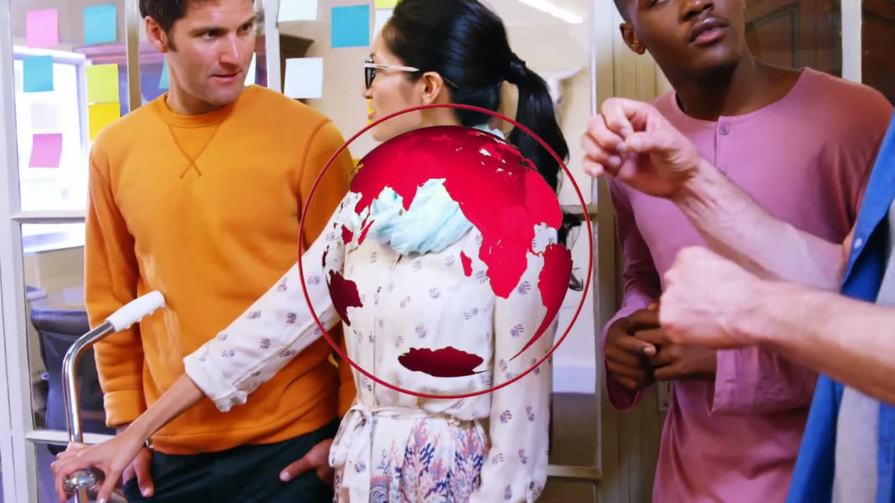 사무실에서 이야기하는 비즈니스 동료들 위의 지구촌의 애니메이션