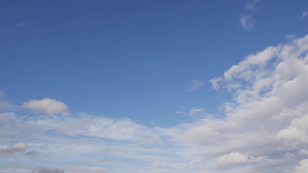 푸른 하늘 하 구름, 부풀어오르는 색 구름, 큐러스 구름 스케이프 타임스, 여름의 파란 하늘, 극적인 웅장한 놀라운 파란하늘, 부드러운  구름의 형태, 구름의 타임 스 배경