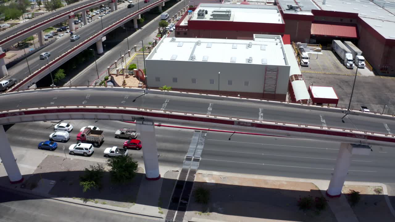 도시 교통이 있는 다단계 다리 왼쪽 패닝