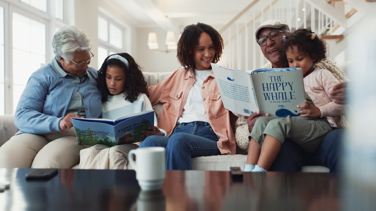 Una famiglia multigenerazionale si diverte a leggere libri insieme sul divano