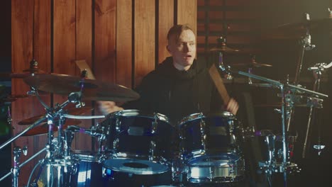 baterista tocando la batería en un estudio de música