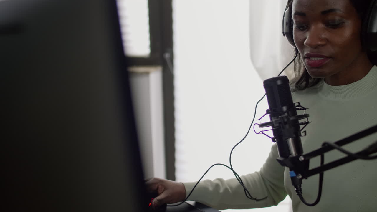 primer plano de streamer africano sentado en una silla de juego discutiendo con los jugadores