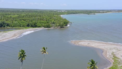 vista del agua serena del río soco en san pedro de macoris en república dominicana