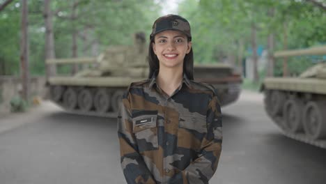 feliz y alegre mujer india oficial del ejército