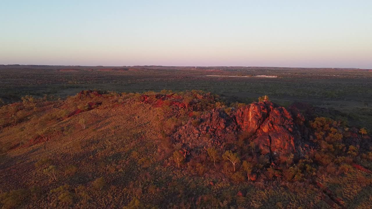 прекрасный воздушный снимок 4wd, припаркованного на скалистом выступе в австралии.