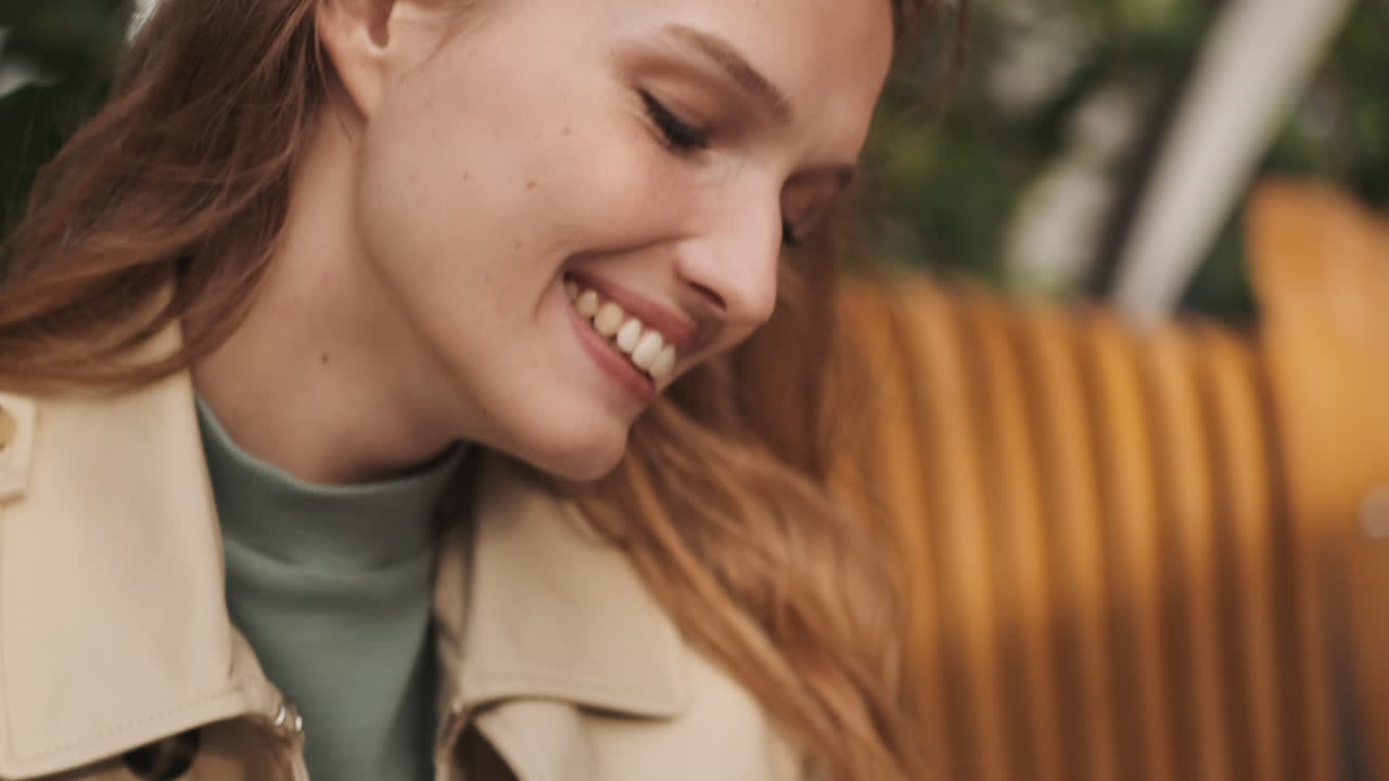 백인 여성 학생이 노트북으로 온라인 쇼핑을 하고 있습니다.