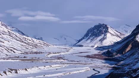 paisaje de valle de montaña nevado