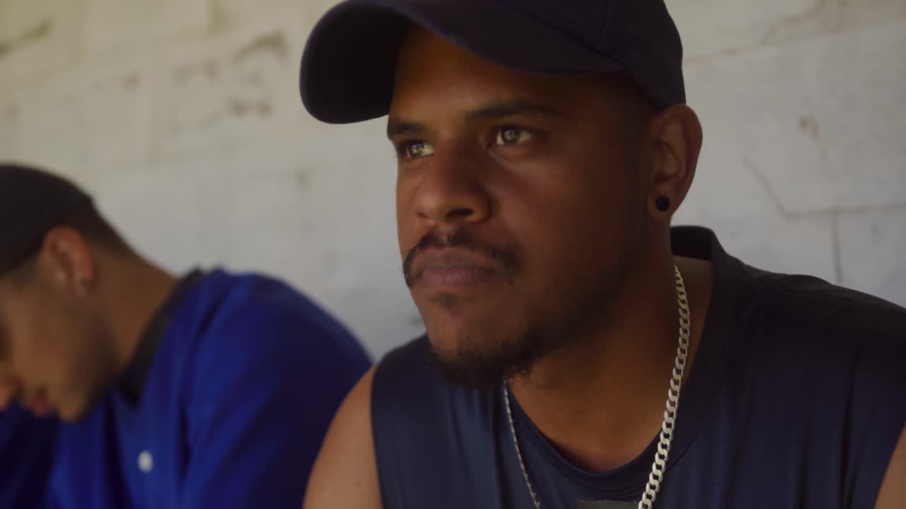 jugador de béisbol mirando lejos en el vestuario