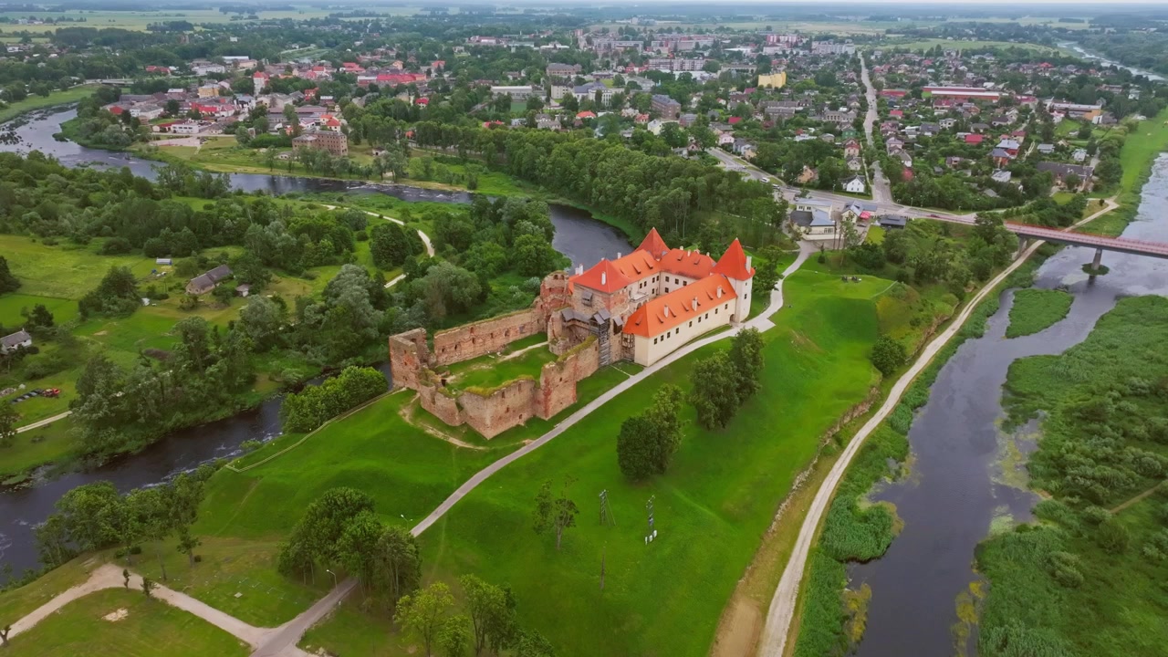 Il volo di un drone sopra il Castello di Bauska in Lettonia rivela le storiche linee di difesa baltiche