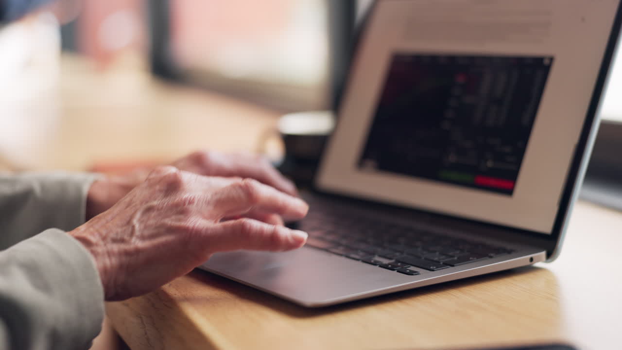 노트북, 사무실의 책상에서 타이핑하는 손