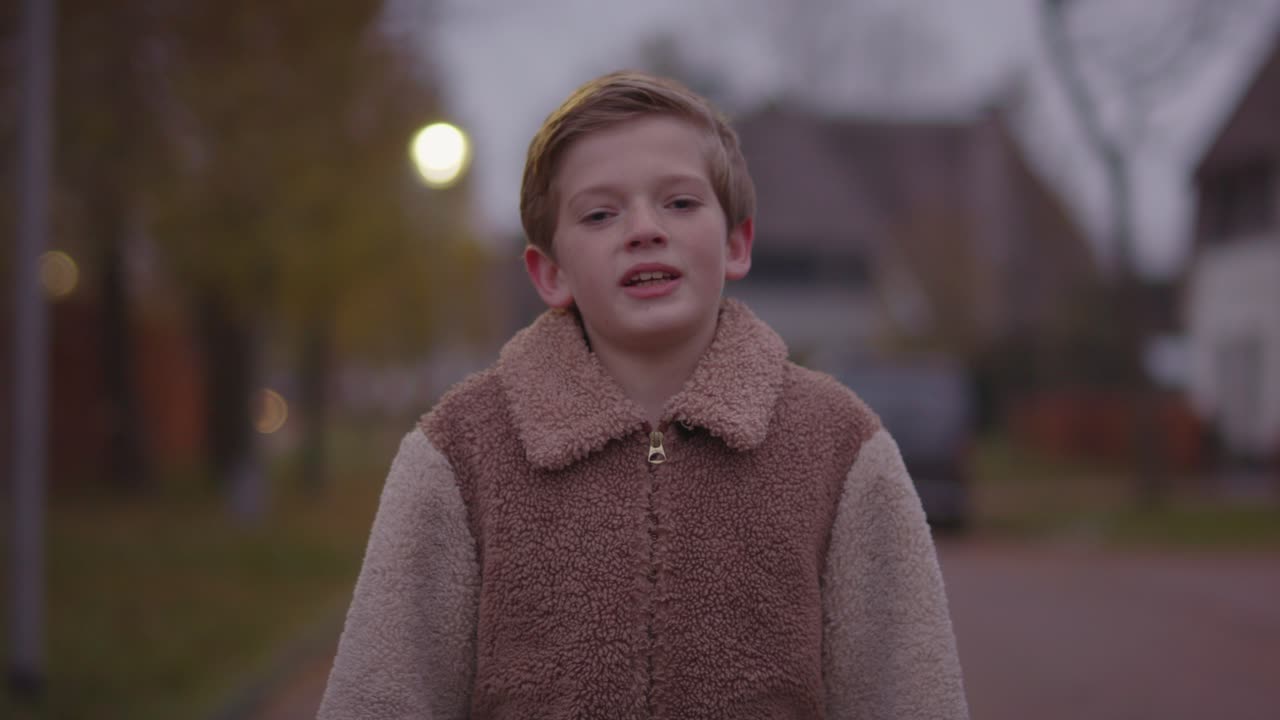 카메라를 향해 말하는 행복한 어린 소년