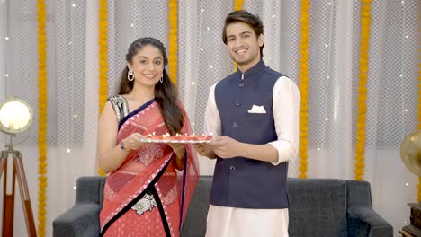 una pareja india en diwali sonriendo