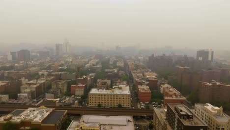 humo de incendios forestales canadienses que cubre edificios en harlem, ciudad de nueva york - vista aérea
