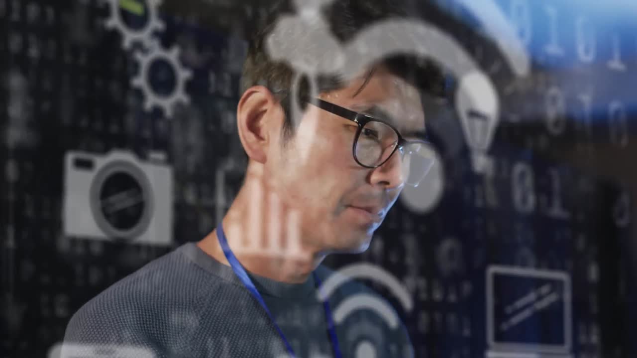 animación de iconos tecnológicos sobre los servidores de control de hombre asiático