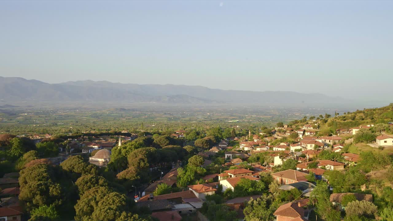 una vista del pueblo con su mezquita y sus casas renovadas.