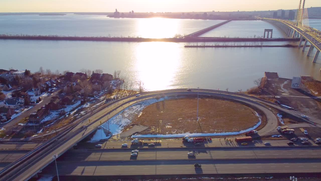 첫 번째 응답자는 고속도로를 청소하고 운전자의 부상을 치료하기 위해 열심히 일합니다.