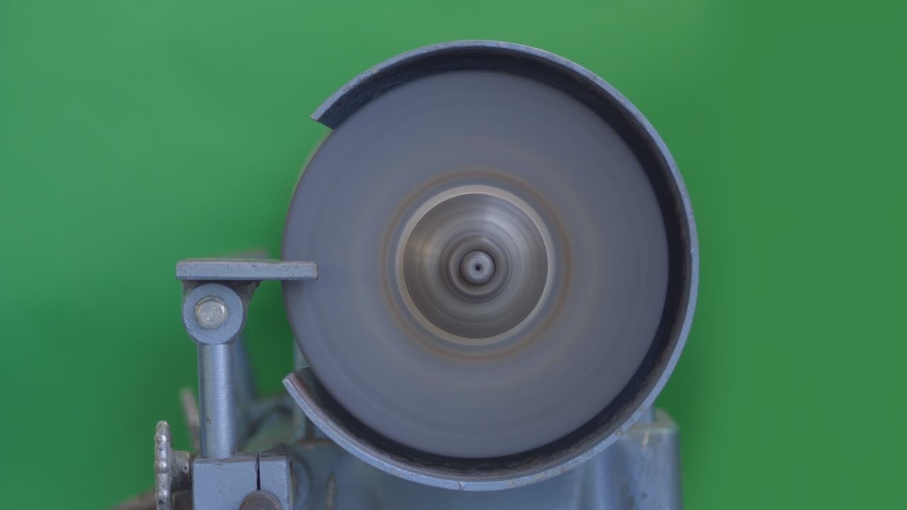 서서히 작동하는 원형 밀링스톤, 녹색 화면