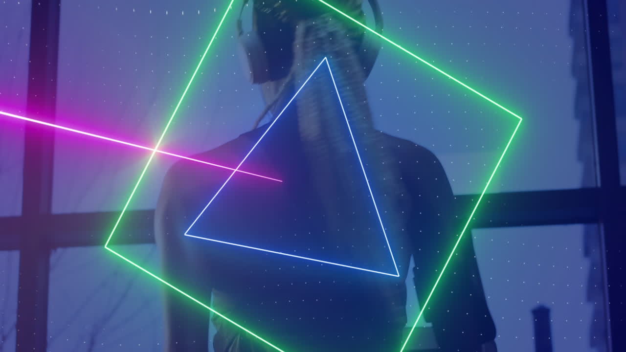 animación de un escáner de neón procesando datos sobre una mujer con auriculares caminando en una cinta de correr