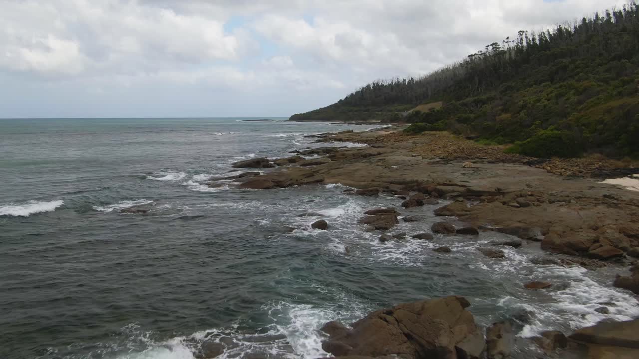 costa rocosa aérea de 4k del sur de australia - dron de baja altitud hacia abajo + carro en tiro