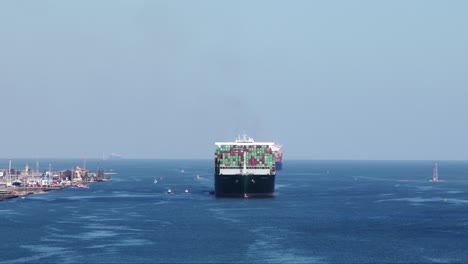 Un-Gran-Buque-Portacontenedores-Que-Ingresa-Al-Canal-De-Suez-En-El-Puerto-Dijo-En-Un-Día-Soleado