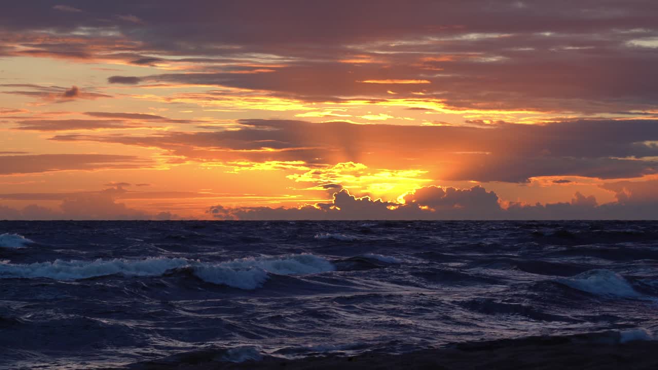 Schöner Sonnenuntergang am Meer