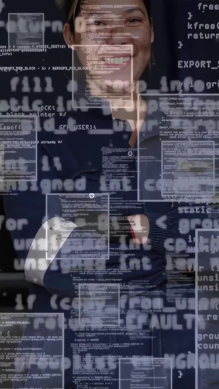 Dikey video: Kamera yükselirken teknisyen kollarını gevşetip gülümsüyor ve kod HUD'unun altındaki yüzünü ortaya çıkarıyor.