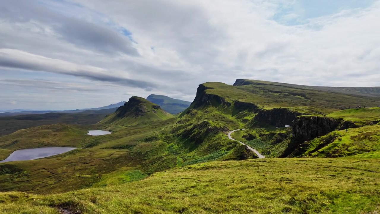 Smuk panorering af en dal set fra Quiraing-bjerget på Isle of Skye, Skotland på en solrig sommerdag.