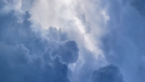 Ein-Gewitter-Und-Blitz-In-Der-Blauen-Wolke