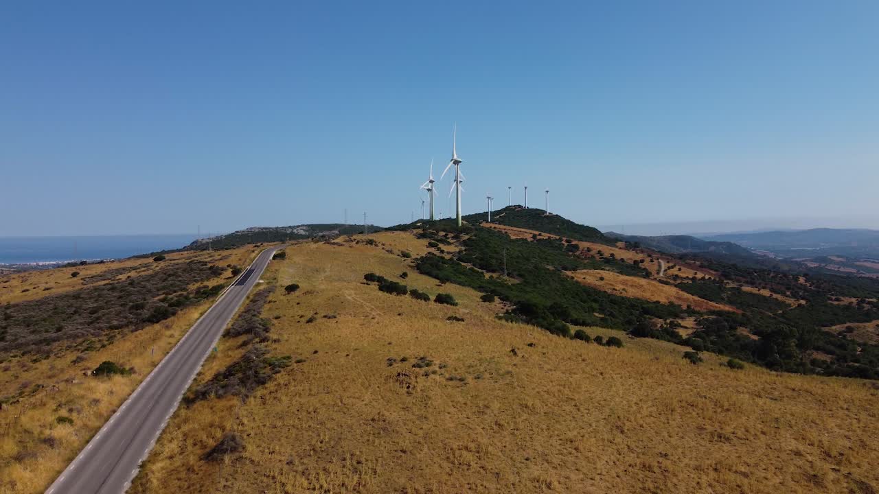 filas de molinos de viento eléctricos en españa, vuelo aéreo hacia la vista