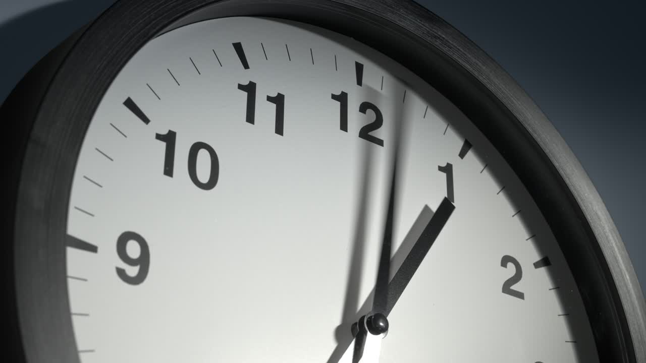 cara del reloj en la pared azul oscuro en el lapso de tiempo