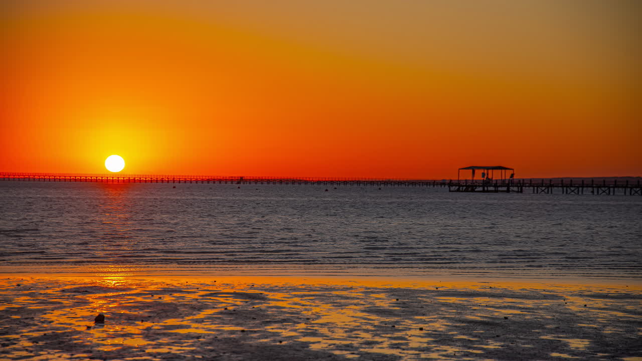 피칼바트로스 라구나 비스타 호텔, 샤름 엘 셰이크, 이집트 근처에 생생한 오렌지 빛나는 하늘과 함께 아카바 만에서 해가 뜨는 시간