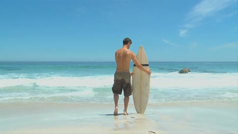 Hombre-Mirando-El-Mar-Antes-De-Ir-A-Surfear