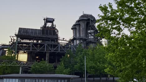 Sitio-Industrial-En-La-Naturaleza-Por-La-Noche-Al-Atardecer-En-El-Parque-Paisajístico-En-Duisburg-Alemania