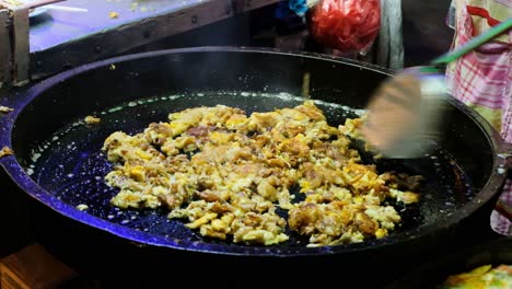 comida callejera asiática cocinando en una sartén caliente