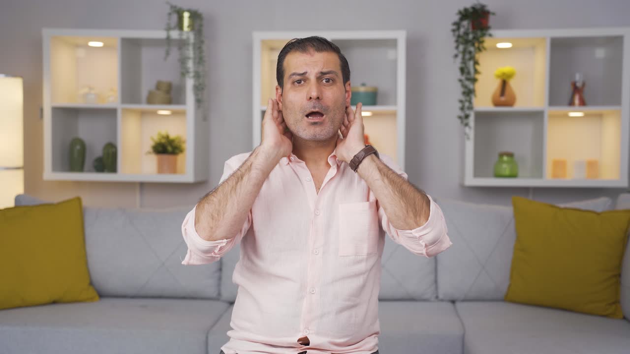 hombre guapo y carismático.