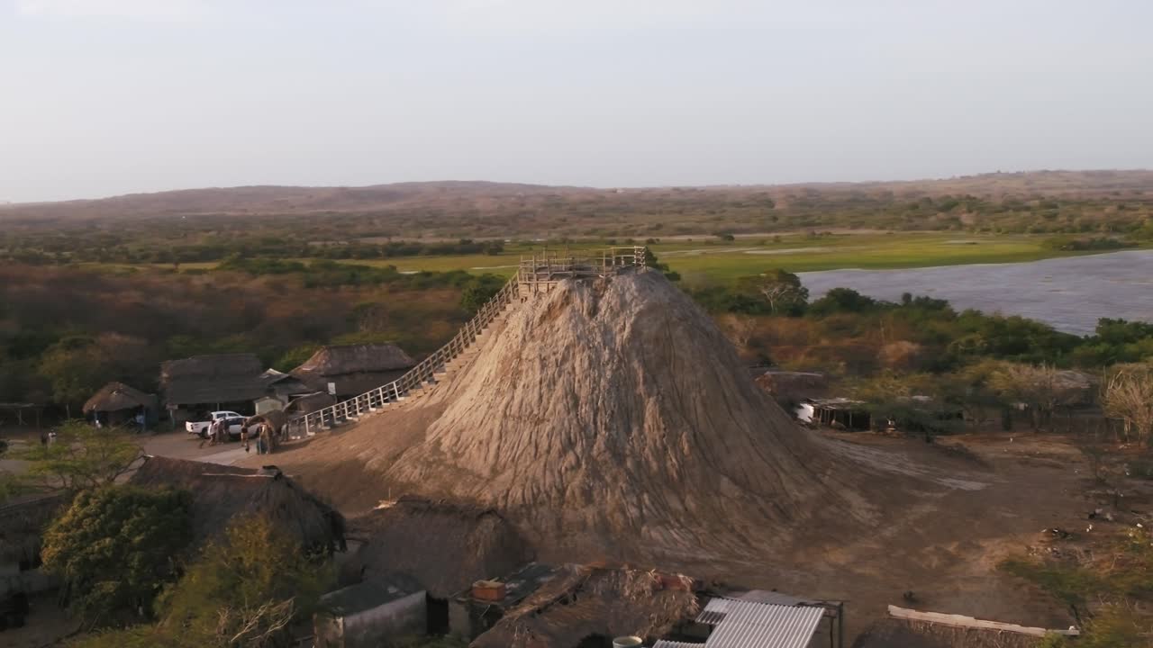 콜롬비아 어딘가의 알 수 없는 전망대의 공중 풍경, 환상적인 일몰을 즐기는 방문객들과 함께