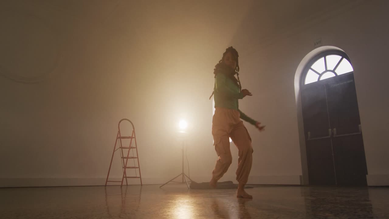 댄스 스튜디오에서 춤을 추는 두 인종의 여성 댄서의 초상화, 슬로우 모션