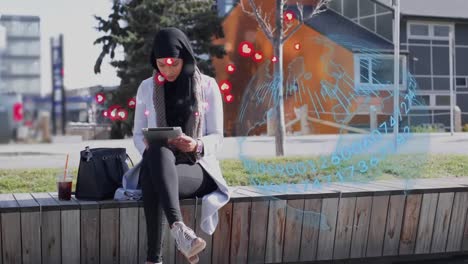 mujer árabe usando tableta en la calle