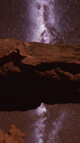 vía láctea sobre una formación rocosa en el parque nacional de arches